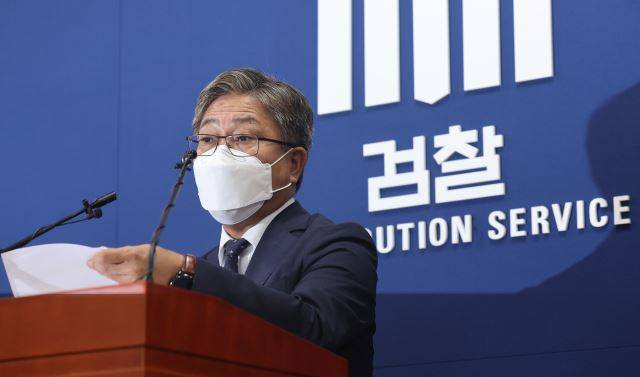 신봉수 대검 반부패강력부장이 16일 오전 서울 서초구 대검찰청에서 마약·조직 범죄 수사와 대응에 관한 브리핑을 하고 있다. 연합뉴스