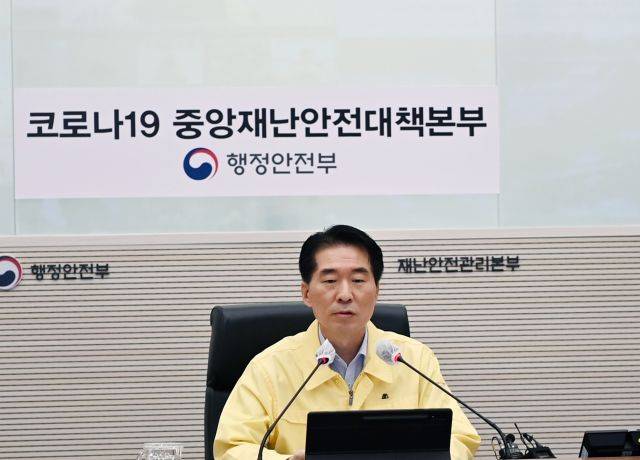 김성호 중대본 제2총괄조정관이 17일 오전 세종시 정부세종2청사 중앙재난안전상황실에서 열린 코로나19 대응 중앙재난안전대책본부 회의를 주재하고 있다. 행정안전부 제공