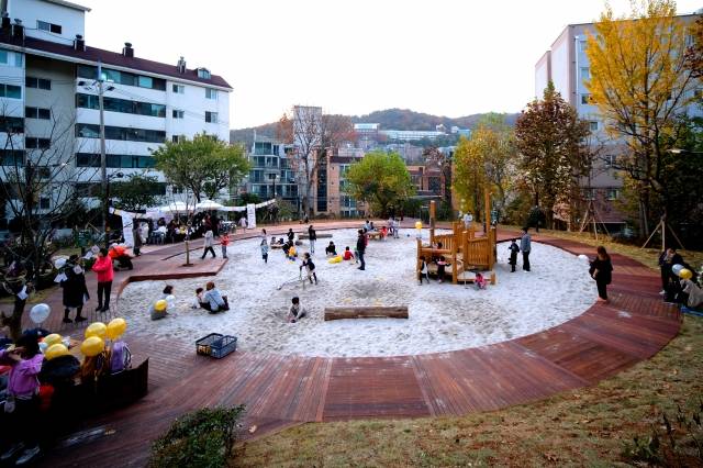 편해문씨가 뿌듯한 놀이터 중에 하나로 꼽은 서울 서대문구 ‘신기한 놀이터’의 모래 놀이터. 어린이들과 시민들의 생각이 잘 반영됐고 놀이터 관리동도 따로 만들어져 쾌적하게 관리가 잘 되는 놀이터라고 소개했다. 편해문 제공