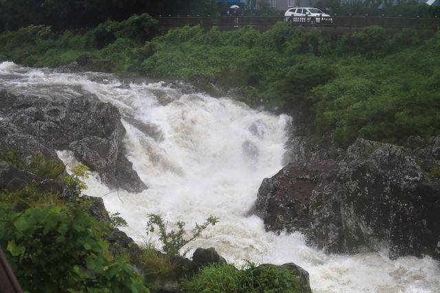 제주도 서귀포 쇠소깍에서 17일 오전 급류가 일어나고 있다. 제주도에 내려진 호우경보는 이날 오후 3시를 기해 해제됐다. 연합뉴스