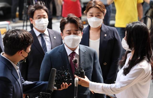 이준석 전 국민의힘 대표가 17일 당 비상대책위원회 효력을 정지해달라며 낸 가처분 신청 사건의 심문에 참석하기 위해 서울남부지법에 도착, 민사51부 법정으로 이동하면서 취재진의 질문에 답변하고 있다. 연합뉴스