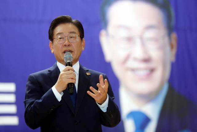 16일 전북대에서 열린 '전북사랑 토크콘서트'에서 이재명 더불어민주당 당대표 후보가 발언하고 있다. 연합뉴스