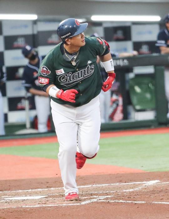 17일 사직 두산전에서 1회초에 4실점한 롯데가 1회말 이대호의 한가운데 펜스를 바로 맞추는 추격의 3타점 2루타로 날리고 있다.[엲반뉴스 제공]