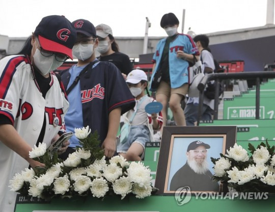 (부산=연합뉴스) 롯데 자이언츠의 외국인 열혈팬으로 유명했던 캐리 마허 전 영산대 교수가 68세를 일기로 세상을 떠났다. 17일 부산 사직야구장에서 열리는 프로야구 두산 베어스와 롯데 자이언츠의 경기에 앞서 롯데 팬들이 마허 전 교수를 추모하고 있다.