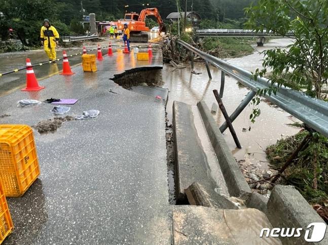 강원 강릉 주문진읍 장덕2교 유실 현장. /사진=뉴스1(강릉시 제공)