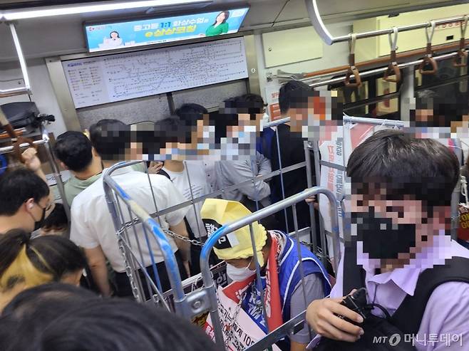 17일 오전 8시 30분쯤 서울 4호선 지하철 안. 권달주 전국장애인차별철폐연대 공동상임대표는 철제 이동장에 앉아 지하철에 탑승했다. /사진=하수민기자