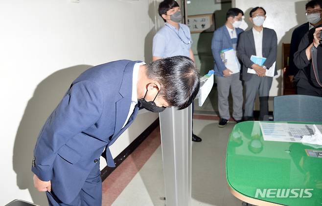 17일 오전 광주 서구 광주시교육청 기자실에서 이철수 대동고등학교장이 '학생의 교사 노트북 해킹 커닝 사건'에 대해 고개숙여 사과하고 있다. /사진=뉴시스