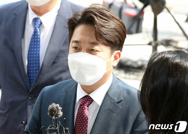 이준석 전 국민의힘 대표가 17일 당 비상대책위원회 효력을 정지해달라며 낸 가처분 신청 사건 심문에 출석하기 위해 서울 양천구 남부지방법원에 도착, 취재진 질문에 답하고 있다. 2022.8.17/뉴스1  Copyright (C) 뉴스1. All rights reserved. 무단 전재 및 재배포 금지.