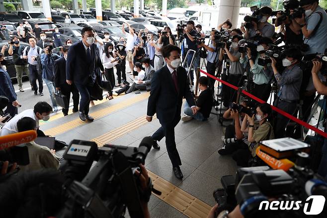 이준석 전 국민의힘 대표가 17일 당 비상대책위원회 효력을 정지해달라며 낸 가처분 신청 사건 심문에 출석하기 위해 서울 양천구 남부지방법원에 도착, 법정으로 향하고 있다. 2022.8.17/뉴스1  Copyright (C) 뉴스1. All rights reserved. 무단 전재 및 재배포 금지.