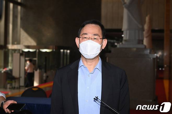 주호영 국민의힘 비상대책위원장이 17일 오전 서울 여의도 국회로 출근하며 취재진 질문에 답변하고 있다. (공동취재) 2022.8.17/뉴스1  Copyright (C) 뉴스1. All rights reserved. 무단 전재 및 재배포 금지.