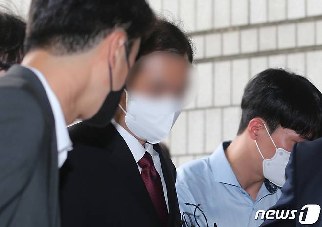 (서울=뉴스1) 임세영 기자 = 고(故) 이예람 중사의 사망 사건 수사 당시에 이 중사의 사망 원인을 왜곡하고 수사 상황을 유출한 혐의를 받는 공군 공보장교 A씨가 17일 오전 서울 서초구 서울중앙지방법원에서 열린 영장실질심사에 출석하고 있다. (공동취재) 2022.8.17/뉴스1  Copyright (C) 뉴스1. All rights reserved. 무단 전재 및 재배포 금지.