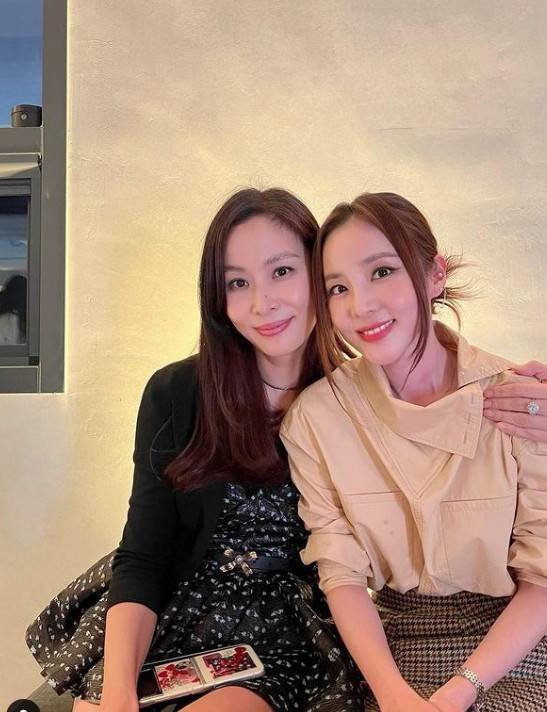 왼쪽부터 산다라박, 고소영