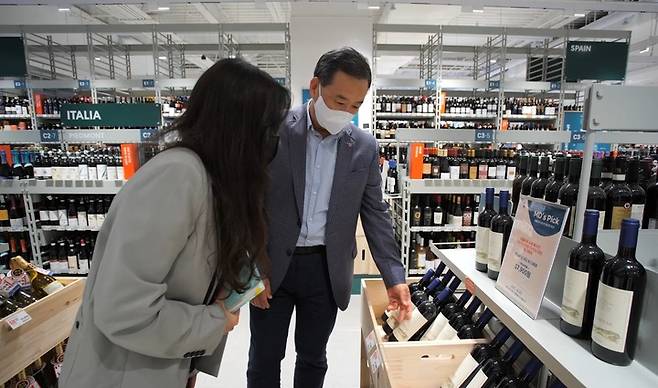 김상현 롯데쇼핑 부회장 보틀벙커 현장 방문 자료사진(사진 = 롯데쇼핑 제공) *재판매 및 DB 금지