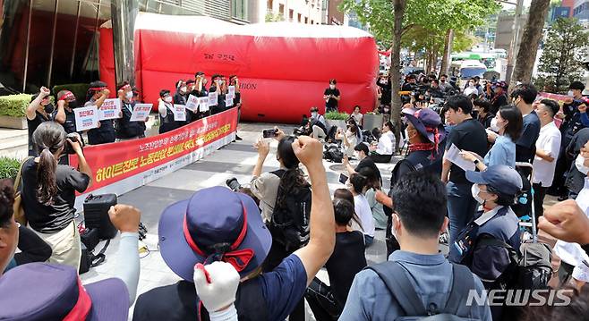 [서울=뉴시스] 김금보 기자 = 전국민주노동조합총연맹 공공운수노조 화물연대 조합원들이 16일 오후 서울 강남구 하이트진로 본사에서 '하이트진로 노동탑압 분쇄를 위한 고공농성돌입 기자회견을 하고 있다. 화물연대는 이날 오전부터 하이트진로 본사 옥상과 로비에서 점거 농성을 하고 있다. 2022.08.16. kgb@newsis.com