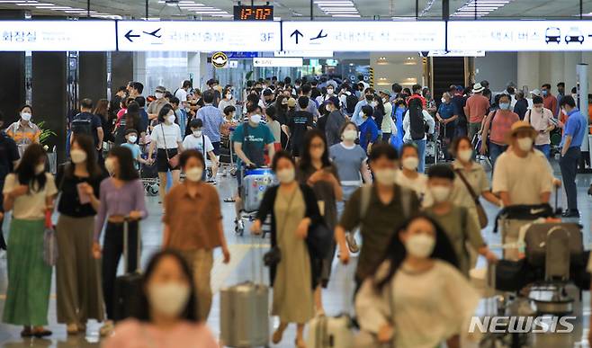 [제주=뉴시스] 우장호 기자 = 광복절 황금연휴를 앞둔 12일 오후 제주공항 1층 도착장이 막바지 휴가를 보내려는 가족과 친구, 연인들의 발걸음으로 북적이고 있다. 제주도관광협회에 따르면 오는 15일까지 나흘동안 17만1100명이 제주를 찾을 것으로 예측됐다. 이는 지난해 같은 기간(15만1172명)보다 13.2% 증가한 수치다. 2022.08.12. woo1223@newsis.com