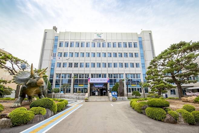 [고성(경남)=뉴시스] 신정철 기자= 경남 고성군은 17일부터 오는 10월 31일까지 만 19세 이상 성인 900여 명을 대상으로 ‘2022년 지역사회 건강조사’를 실시한다. 사진은 고성군청 전경.(사진=뉴시스DB).2022.08.17. sin@newsis.com *재판매 및 DB 금지