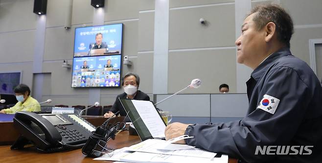 [서울=뉴시스] 17년만에 바뀌는 민방위복 샘플을 입은 이상민 중앙재난안전대책본부 제2차장(행정안전부 장관)이 지난 5일 오전 서울 종로구 정부서울청사 중앙재난안전상황실 서울상황센터에서 열린 코로나19 중앙재난안전대책본부(중대본) 회의를 주재하며 발언하고 있다. photo@newsis.com
