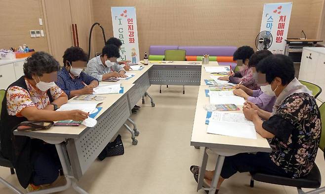 [곡성=뉴시스] 전남 곡성군은 치매안심센터에서 치매 발병 가능성을 감소하고 시기를 늦출 수 있는 '인지 강화 교실'을 운영한다고 17일 밝혔다. (사진=곡성군청 제공). photo@newsis.com *재판매 및 DB 금지