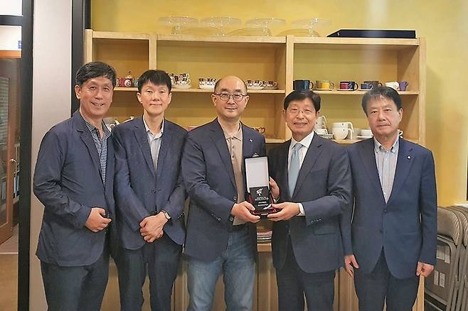 ㈜지핸즈에 우수 산업체 인증패를 전달하고 있다. 사진은 왼쪽부터 이달원 취·창업지원센터장, 정강국 교수, ㈜지핸즈 진경도 대표, 박승호 총장, 김윤갑 산학협력단장 *재판매 및 DB 금지