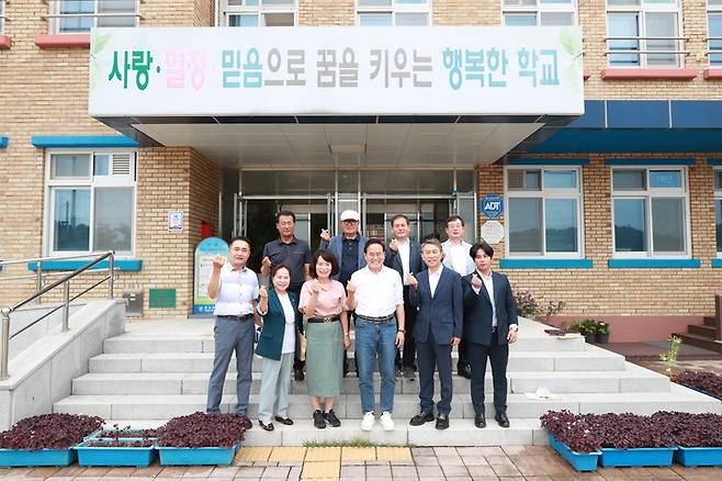 [익산=뉴시스] 서거석 전북교육감은 17일 익산시 웅포초등학교에서 웅포 주민 및 학부모들과 대화의 시간을 가졌다. 2022.08.17 photo@newsis.com  *재판매 및 DB 금지