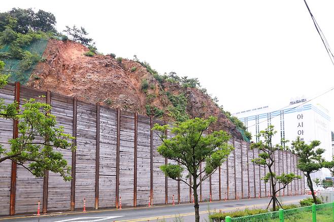 [부산=뉴시스] 지난해 6월 붕괴사고가 발생했던 부산 서구 암남동 암남2지구 급경사지. (사진=서구청 제공) *재판매 및 DB 금지