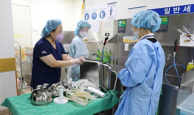 [수원=뉴시스] 수원출입국·외국인청과 사회통합지역협의회의 도움을 받아 수원 윌스기념병원에 취업한 우크라이나 고려인 동포 이율라(21)씨의 모습. (사진=수원출입국·외국인청 제공) *재판매 및 DB 금지