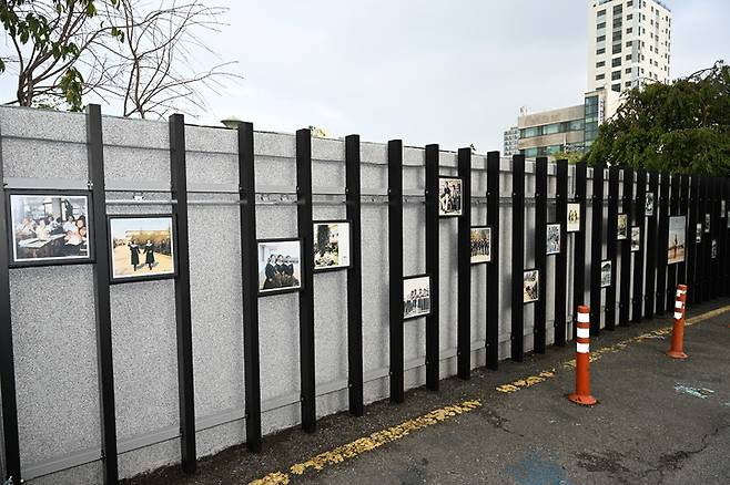 [울산=뉴시스]추억의 고교시절을 테마로 한 사진작품들이 걸려있는 울산여고 서쪽 벽면 (사진=울산 남구 제공) 2022.08.17. photo@newsis.com *재판매 및 DB 금지