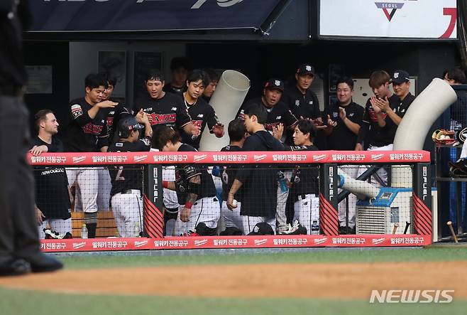 [서울=뉴시스] 고승민 기자 = 29일 서울 잠실야구장에서 열린 2022 KBO 리그 KT위즈 대 LG트윈스 경기, KT 공격 3회초 1사 2,3루 상황 1번타자 조용호 타구 때 2,3루 주자 심우준, 박경수가 홈인, 덕아웃서 기뻐하고 있다. 2022.07.29. kkssmm99@newsis.com