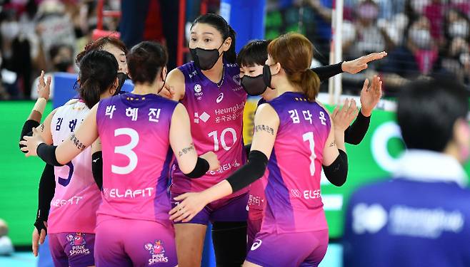 '2022 순천·도드람컵 프로배구대회' A조 GS칼텍스와 경기에서 흥국생명 김연경(10번)이 후배들을 독려하고 있다. 순천=KOVO