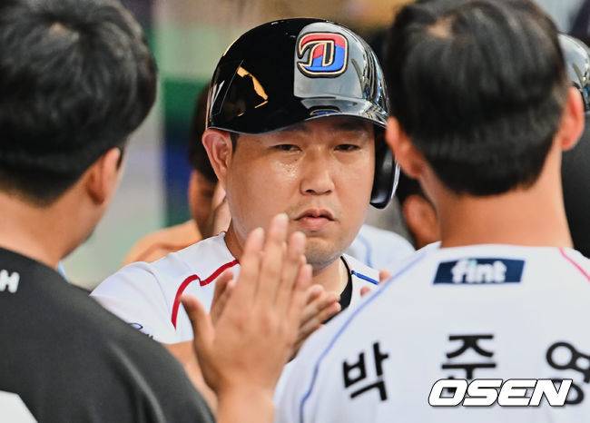 [OSEN=창원, 이석우 기자]NC 다이노스 양의지가 득점을 올리고 하이파이브를 하고 있다. 2022.08.14 / foto0307@osen.co.kr