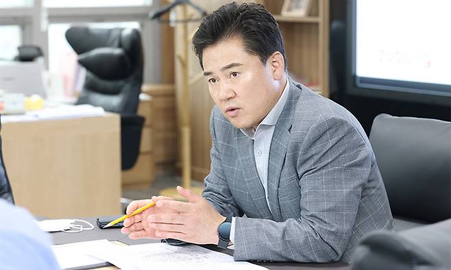 오언석 도봉구청장이 16일 “교통 불편 해소, 노후주택 재정비를 통한 주거 환경 개선, 지역 간 균형발전으로 서울의 대표 베드타운의 이미지를 벗고 젊고 활기찬 도봉을 만들겠다”고 말하고 있다. 도봉구 제공