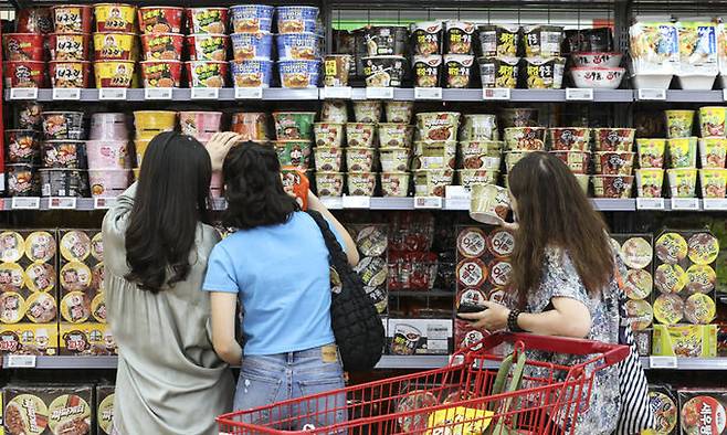 밀가루와 식용유 등 가공식품 원재료 가격이 요동치는 가운데 지난 15일 서울 시내의 한 대형마트에서 소비자들이 라면을 고르고 있다. 뉴시스