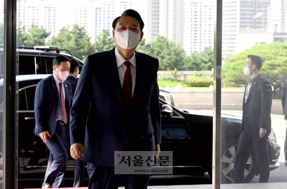윤석열 대통령이 취임 100일을 하루 앞둔 16일 서울 용산 대통령실 청사로 들어서고 있다. 2022.08.16 박지환 기자