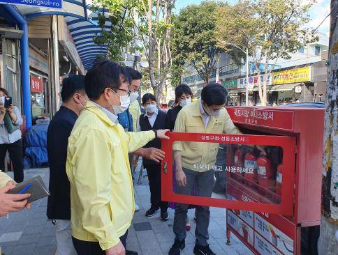 지난 2021년 국가안전대진단 당시 정원오 성동구청장이 시장가 소화기를 점검하고 있는 모습. 성동구 제공