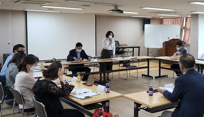 10일 압구정초등학교 이전 관계기관 간담회에서 발언 중인 이새날 시의원.