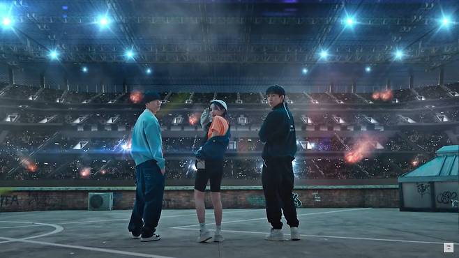 CJ ENM의 버추얼 프로덕트(VP) 스테이지에서 촬영한 피파 OLP 브랜드 광고. 광고 속 경기장은 실제 현장이나 사후 합성이 아니라 실시간으로 촬영과 동시에 배경 영상으로 출력되고 있다. CJ ENM 제공