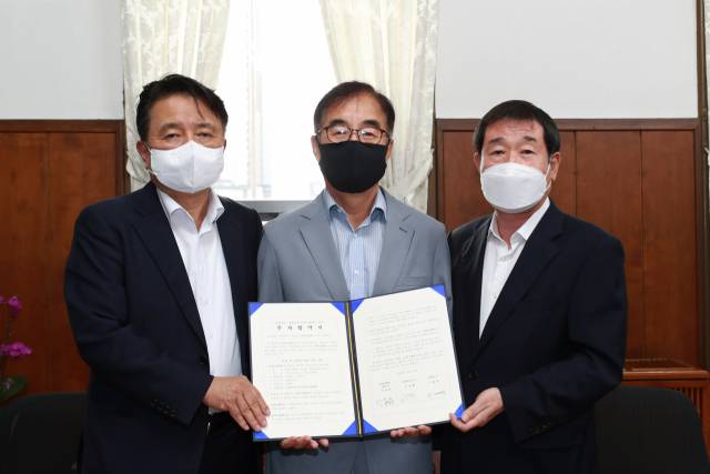 김영환(왼쪽 첫번째) 충북도지사와 이재영(″세번째) 증평군수가 박동원(″두번째) 엑스플렉스 대표이사와 투자협약을 체결하고 있다. 사진제공=충북도