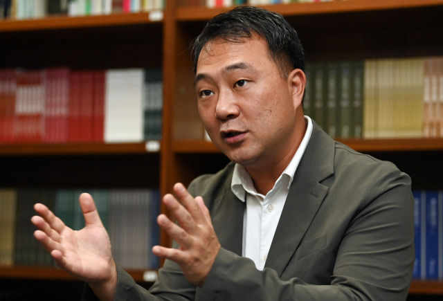 양욱 아산정책연구원 부연구위원이 17일 서울경제와의 인터뷰에서 “폴란드에 수출한 K무기가 제대로 정착하면 한국이 손에 꼽히는 방산 대국으로 올라설 수 있을 것”이라고 말하고 있다. /오승현 기자