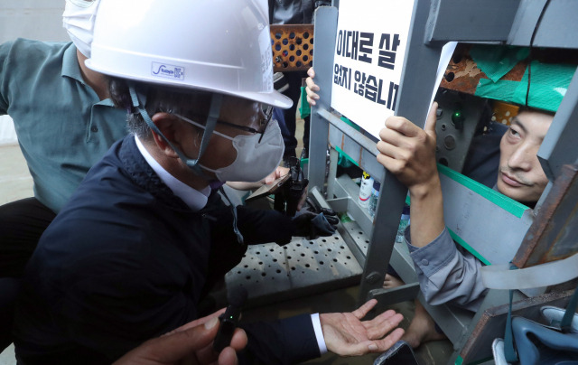이정식 고용노동부 장관이 지난달 19일 경남 거제시 대우조선해양 옥포조선소에서 농성 중인 유최안 금속노조 거제통영고성조선하청지회 부지회장과 대화를 나누고 있다. 거제=연합뉴스
