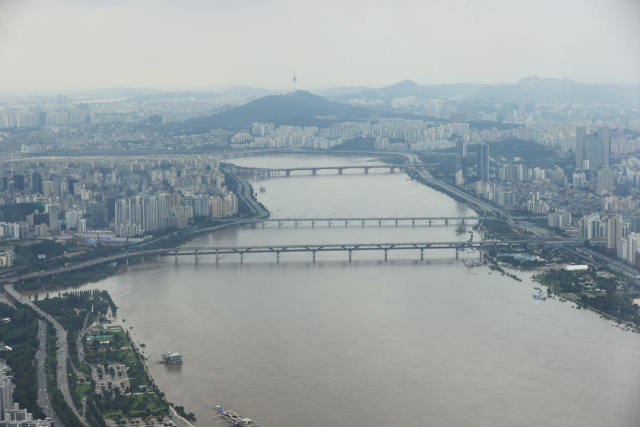 지난 10일 오후 폭우로 한강이 흙탕물로 변한 모습. 연합뉴스