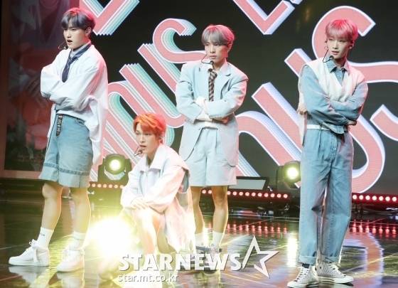 그룹 루미너스(LUMINOUS)가 17일 오후 서울 강남구 청담동 일지아트홀에서 열린 첫 정규앨범 'LUMINOUS in WONDERLAND' 발매기념 쇼케이스에 참석해 멋진 무대를 선보이고 있다. /사진=김창현 기자