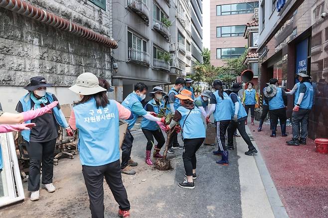 수해 복구 봉사하는 구례군 공직자들 [구례군 제공. 재판매 및 DB 금지]