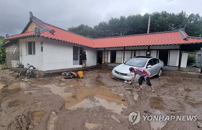 강릉 주문진 폭우로 물난리 난 주택 (강릉=연합뉴스) 유형재 기자 = 17일 오전 강원 강릉시 주문진읍 장덕리에 기습 폭우가 쏟아져 한 주택이 침수돼 있다. 2022.8.17 yoo21@yna.co.kr