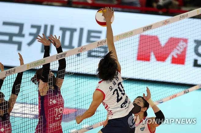 공격하는 오세연 (순천=연합뉴스) 정회성 기자 = 17일 전남 순천시 팔마체육관에서 열린 2022 순천·도드람컵 프로배구대회 여자부 조별예선 흥국생명과 GS칼텍스의 경기. 2세트 GS칼텍스 오세연이 공격하고 있다. 2022.8.17 hs@yna.co.kr