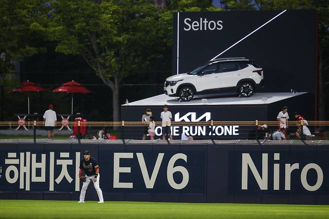 KIA 홈런존 넘겨 차량 보너스로 받는 KIA 우익수 나성범 [KIA 타이거즈 제공. 재판매 및 DB 금지]