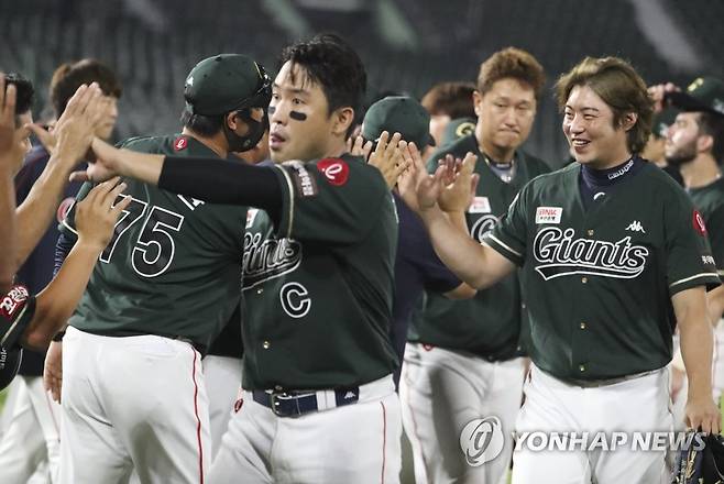 가을야구 갈길 바쁜 롯데-두산전, 롯데가 8-6으로 승리 (부산=연합뉴스) 강덕철 기자 = 17일 부산 사직야구장에서 열린 프로야구 두산 베어스와 롯데 자이언츠의 경기에서 8-6으로 승리한 롯데 선수들이 기쁨을 나누고 있다. 2022.8.17 kangdcc@yna.co.kr