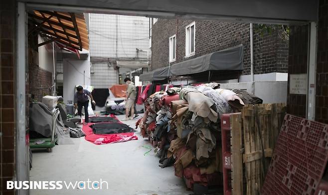 18일 오전 집중호우 이후 침수된 서울 관악구 신림동 주택단지에서 주민들이 수해복구를 하고 있다./사진=이명근 기자 qwe123@