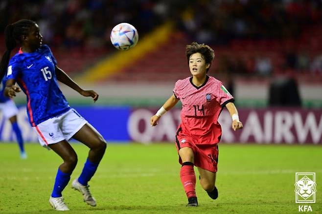 한국 여자 U-20 대표팀 배예빈(오른쪽)이 프랑스 수비수 티니바 사모우라와 공중볼을 다투고 있다. 사진=대한축구협회