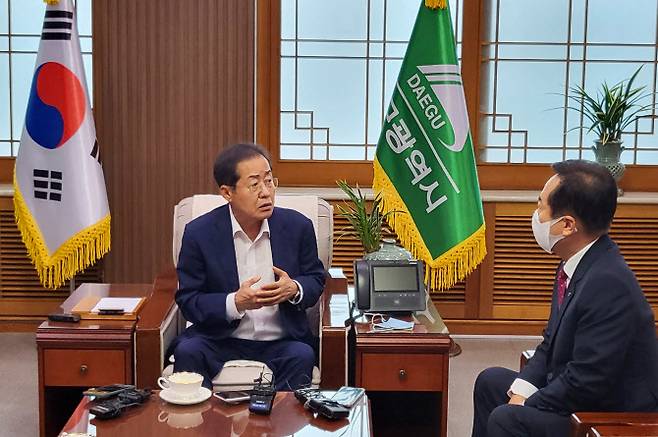홍준표 대구시장이 지난 11일 대구시청 산격청사 시장 집무실에서 권기창 안동시장을 만나 안동댐·임하댐 물을 대구 식수원으로 사용하기 위한 ‘맑은 물 하이웨이’ 사업을 논의를 하고 있다.(사진=연합뉴스)