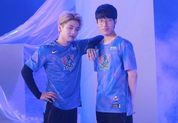 사진=LNG 공식 웨이보, 지난 2021년 LNG의 미드라인을 책임졌던 아이콘(좌)